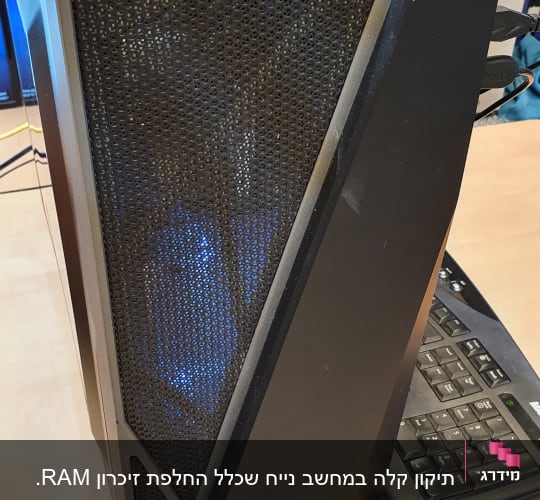 מארז מחשב עם תאורה כחולה ומקלדת שחורה